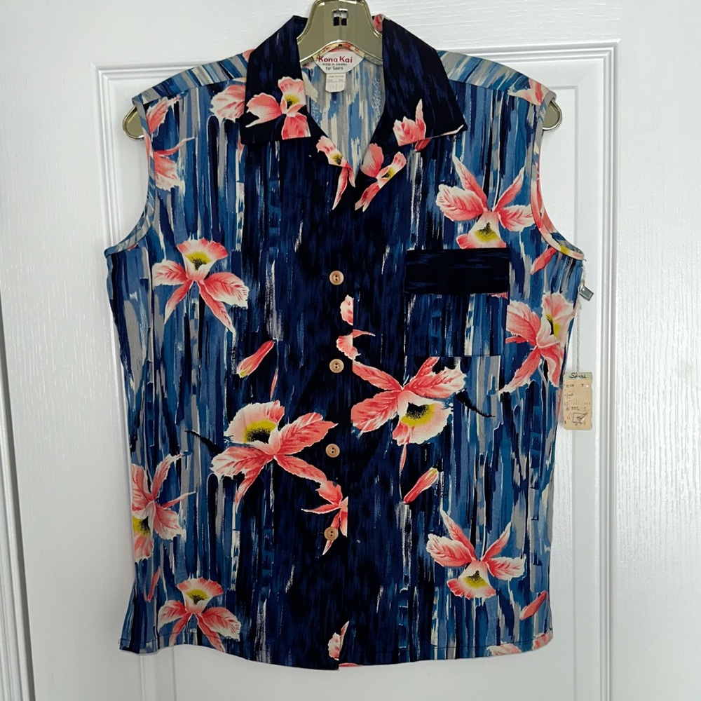 VINTAGE Hawaiian Floral Sleeveless Button-Up Shirt. Women's small NEW with tags